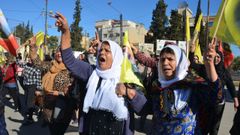 Partidarios del Partido de los Trabajadores del Kurdistn (PKK) y de las Fuerzas Democrticas Sirias (SDF) protestan contra los ataques turcos en el noreste de Siria