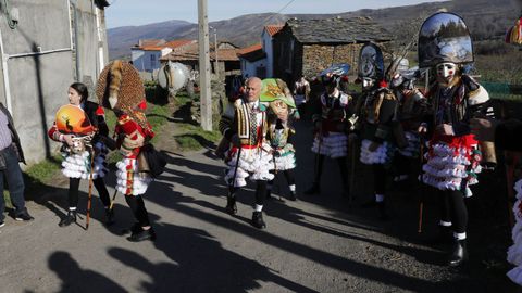 Os felos percorren Maceda.A comitiva co personaxe do entroido tradicional estn a percorrer os pobos do municipio e a Serra de San Mamede