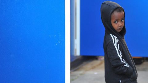 Un nio inmigrante pasea por la estacin de tren de Ventimiglia, fronteriza con Francia, en una imagen de archivo.