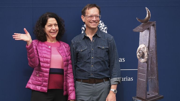 La científica y bióloga Bonnie L. Bassler y su marido