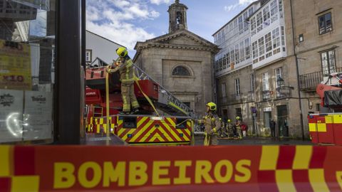 Los bomberos de Santiago, durante una intervencin en la zona monumental