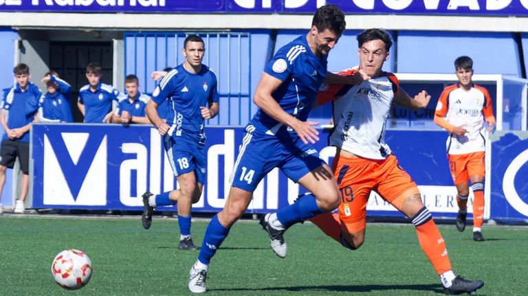 Aitor Elena y Joaquín Delgado disputan un balón durante el Covadonga-Vetusta