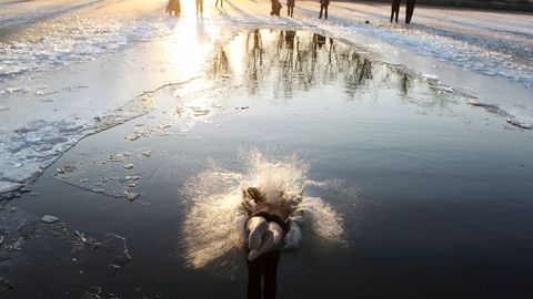 Un valiente se zambulle en un ro completamente helado en China. 