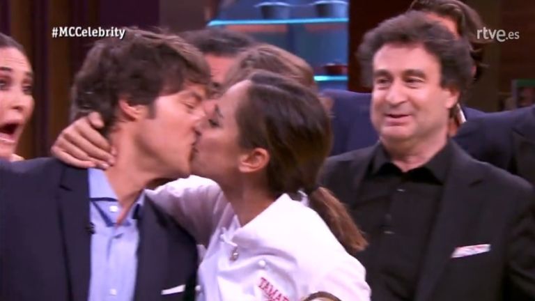 El beso de Tamara Falcó a Jordi Cruz tras ganar MasterChef Celebrity