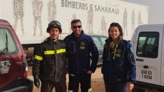 Oscar Palleiro con su compaera, la bombera malaguea ngela Hidalgo, y uno de los<br />miembros del equipo local en su base de Rabuni, enTinduf (Argelia)