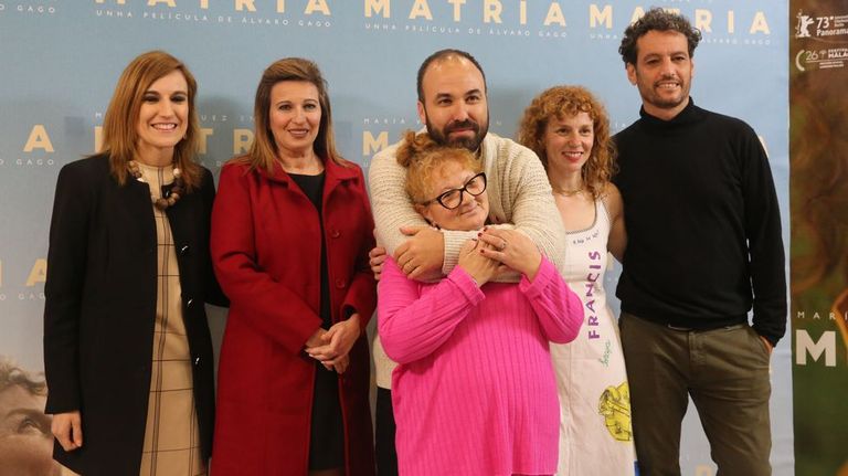 O produtor pontevedrés Dani Froiz, primeiro pola dereita, coa equipo de «Matria» na preestrea da película en Vilanova.