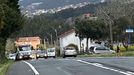 Uno de los vehculos implicados (a la derecha) y la gra (izquierda), en el lugar del accidente