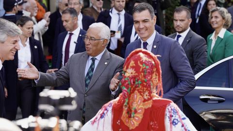 El primer ministro de Portugal, António Costa, y el presidente del Gobierno, Pedro Sánchez, este viernes, a su llegada a la cumbre hispano-lusa en Viana de Castelo