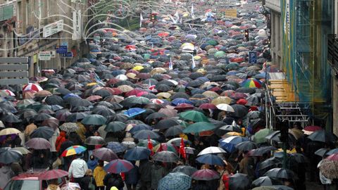 Un mar de paraguas invadi las calles de la capital de Galicia