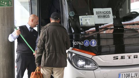 Un conductor en la estación de autobuses de Ferrol
