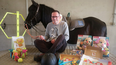 Julio junto a su caballo Moro y algunos de los juegos de la Escuela de Terapias Escuestres de Gijn