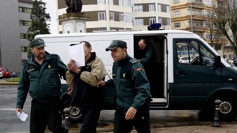 Los miembros de la Plataforma Sarriana polo R�o se ataron a los pilates de la pasarela ante un nutrido grupo de curiosos