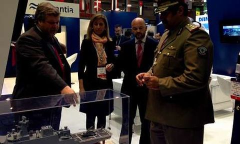 Directivos de Navantia ensean una maqueta de un barco al ministro de Defensa de Catar