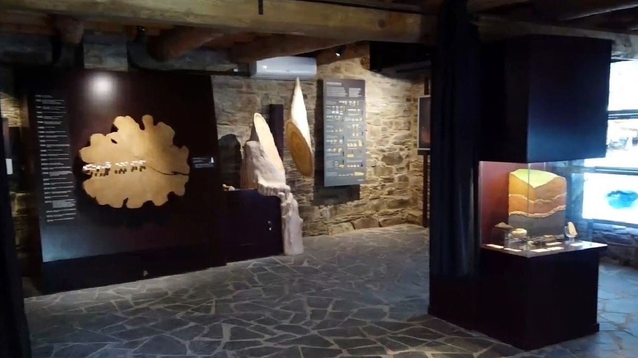 Luces desde el acantilado.Una sala del centro de interpretacin de las cuevas de Meiraos en una captura del vdeo de presentacin incluido en el portal de la red Museos Vivos, a la que ahora pertenece esta instalacin 