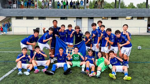 El infantil B del Real Oviedo celebra su t�tulo regional