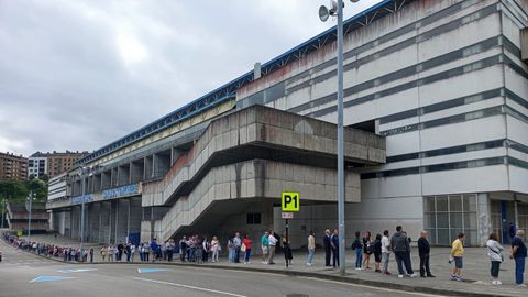 Colas en las taquillas del Carlos Tartiere esta maana