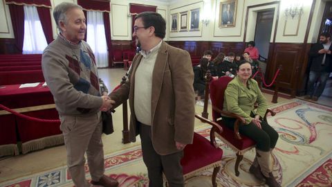 Concejal de nuevo trece años después. El hasta ahora jefe de gabinete de Alcaldía, Rafael Fernández Beceiro, tomó posesión ayer de su acta en sustitución de Mayte Deus. Gobierno y oposición le dieron una calurosa bienvenida. «Estabas no banquillo e pasas a titular», lo recibió José Tomé (PP), que era funcionario cuando Beceiro dirigió, entre 2010 y 2011, Medio Ambiente e Servizos.