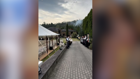 La banda de gaitas recibi a la pareja