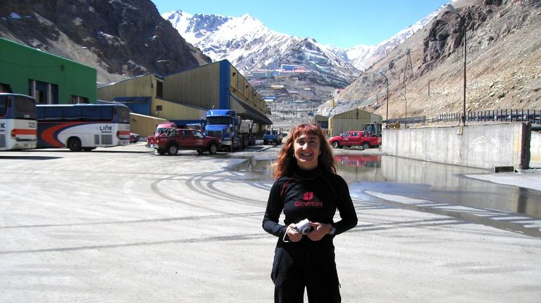 María Mercedes Fuertes, especialista en mineralogía, en una mina a cielo abierto en Chile