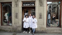 Las empleadas de Confecciones Garca, en la puerta del local. 