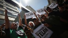 Trabajadores de la agencia de noticias estatal argentina Telam protestan frente al edificio de la empresa.
