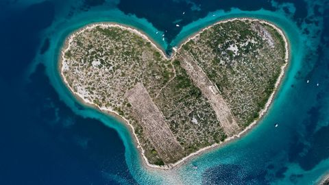 Isla con forma de corazn en la costa croata