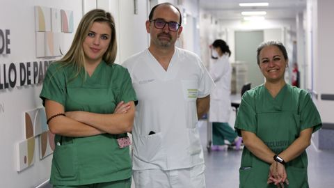 Alberto López Serantes, matrón supervisor de partos en el CHUF, junto a las auxiliares de enfermería Estefanía Filgueiras y Elena Regueiro