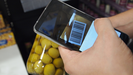 Varios usuarios deciden llevarse el mvil al supermercado para escanear productos y comprobar su calidad nutricional.