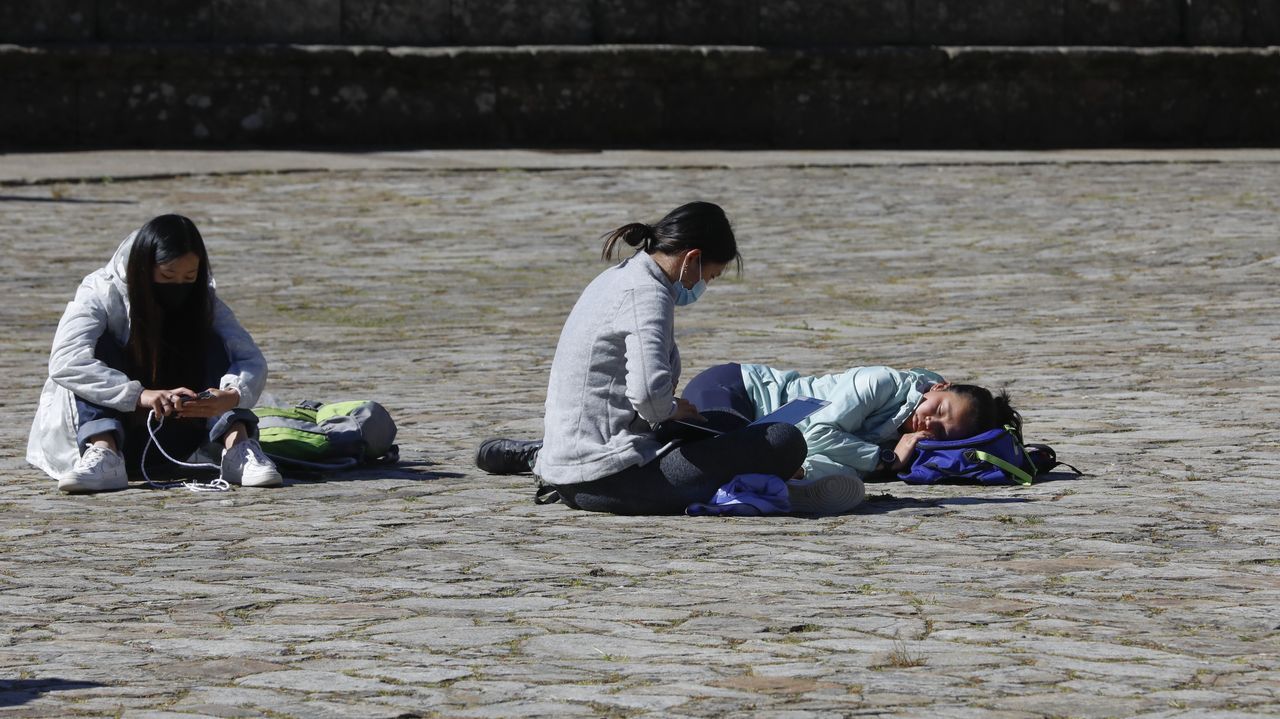 Las imágenes del acto de despedida del buque logístico australiano.Luna, la trabajadora de Cruz Roja que consuela a un inmigrante que llegó exhausto a Ceuta, el pasado martes