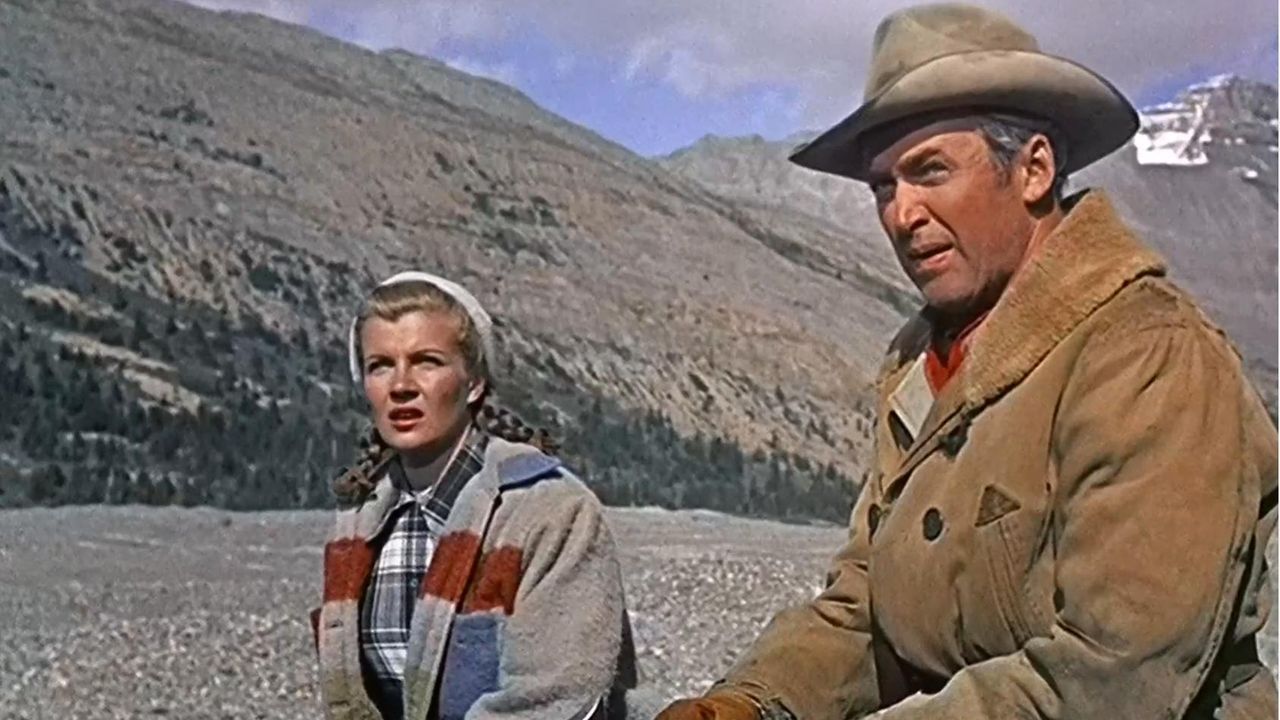 Corinne Calvet y James Stewart, en una escena de la pel&iacute;cula &laquo;Tierras lejanas&raquo;
