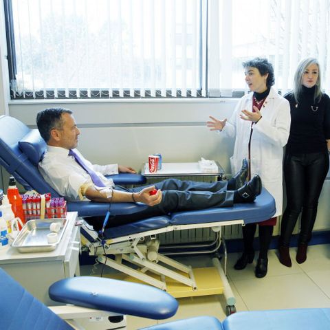 <span lang= es-es >Donacin de sangre</span>. Hernndez acudi ayer el Centro de Transfusin para donar dentro de la campaa de Nadal. 