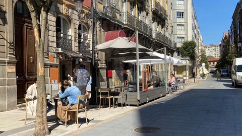 Una terraza de Oviedo, en el primer d�a laboral de la nueva normalidad