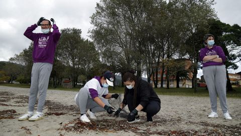 Amicos y Vegalsa impulsan una limpieza de playa para acabar con la basuraleza en Barraa