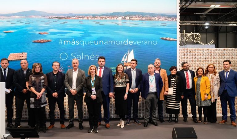 Foto de familia en la presentación el martes de la Mancomunidade do Salnés en Fitur, en la que no estuvieron los alcaldes socialistas