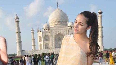 La modelo Olivia Culpo posando en una sesin de fotos frente al Taj Mahal