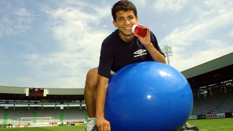 Álex López, con 15 años, sujeta un biberón tras debutar con el primer equipo del Racing