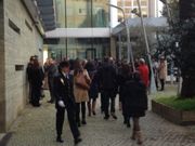 El p�blico y compa�eros de la fallecida acceden a la capilla ardiente en la comisar�a de Vigo