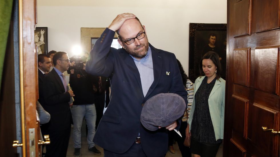 Pilar L�pez en la mesa del despacho de la alcald�a de Sarria. 