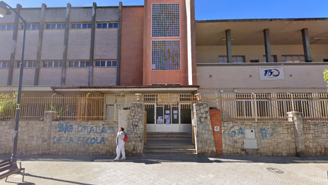 Exterior del colegio Madre Josefa Campos, en Alaqu�s, Valencia