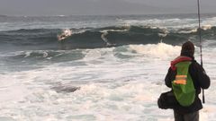 Guillermo Carracedo surfeando en Muros