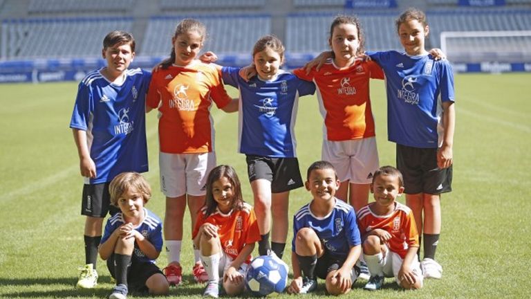 Niños con la camiseta de la Escuela Real Oviedo