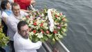 Marcos Pasantes, el día del Carmen, con el párroco, Eduardo Puga (con gafas), lanzando flores al mar en recuerdo de los marineros fallecidos