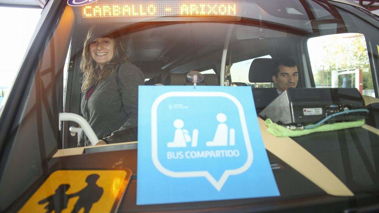 Imagen de archivo de la primera pasajera que us� el bus compartido en Carballo en el 2017