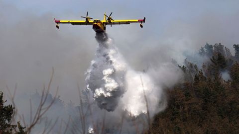 Un hidroavin durante las tareas de extincin de un incendio declarado en los montes prximos a la localidad cntabra de Penilla