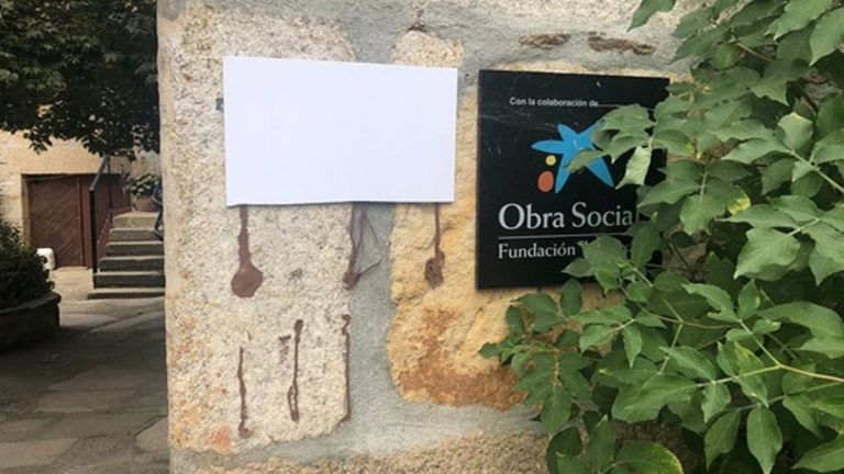 El cartel con las instrucciones apareció arrancado este fin de semana