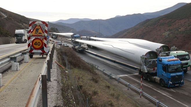 Un convoy de camiones cargados con palas de aerogenerador lleva desde�el martes paralizado en la entrada a Galicia por las restricciones en la A6�en Pedrafita do Cebreiro
