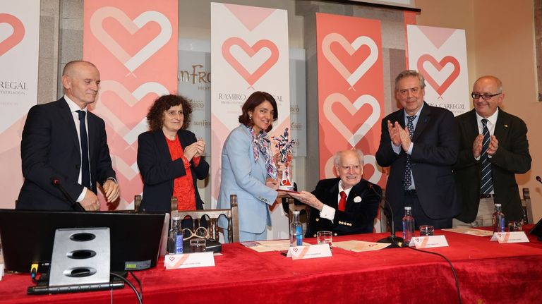Inés Gómez Otero, en el centro, recogiendo el premio de la mano de Ramiro Carregal.