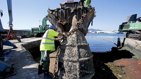 Desguace del atunero Albacora Diez en el puerto de Marn