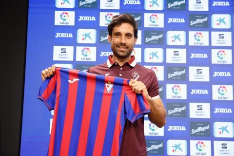 Etxeita presentado con el Eibar.