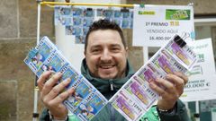 El vendedor estradense de la ONCE Juan Carlos Rodrguez reparte suerte desde su puesto en Porta Faxeira